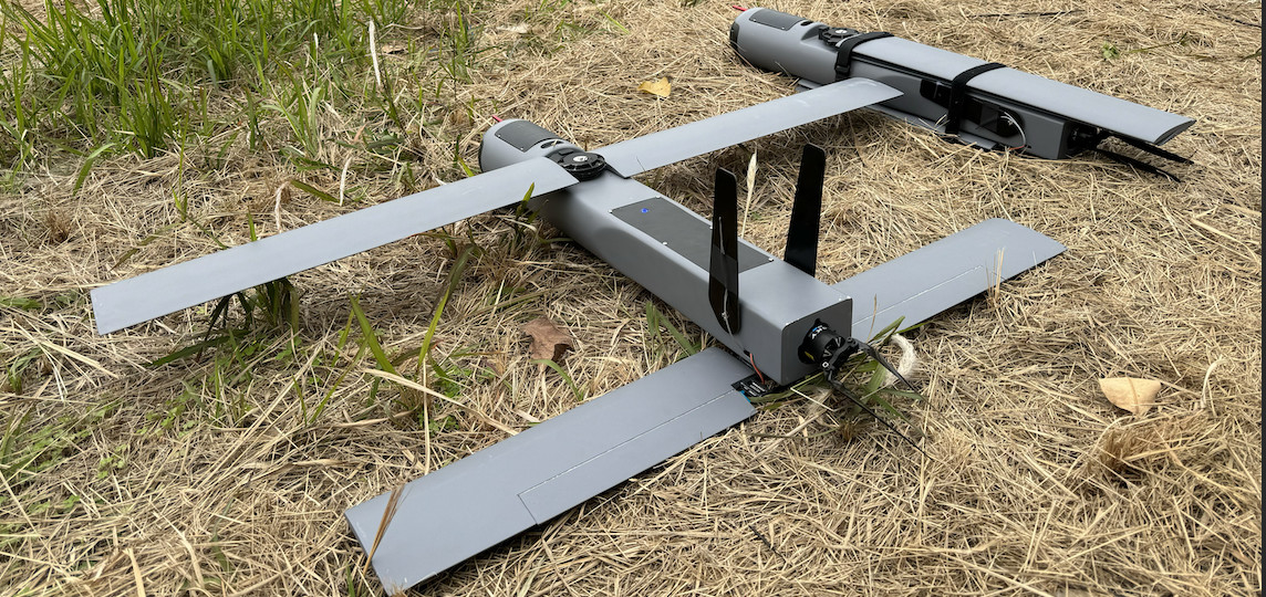 Drone de munición suicida, alcance de 150 km, resistencia de 90 minutos, velocidad de 288 km/h, carga útil de 8 kg.
