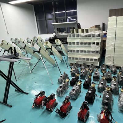 Switchblade UAV, Drone táctico, Drone de misiles suicidas kamikaze, alcance de 200 km, 120 minutos de resistencia, velocidad de 288 km/h, carga útil de 8 kg.