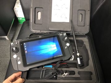Mano profesional que lleva a cabo la estación de control de tierra portátil para la gama del UAV los 50Km