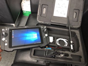 Mano profesional que lleva a cabo la estación de control de tierra portátil para la gama del UAV los 50Km